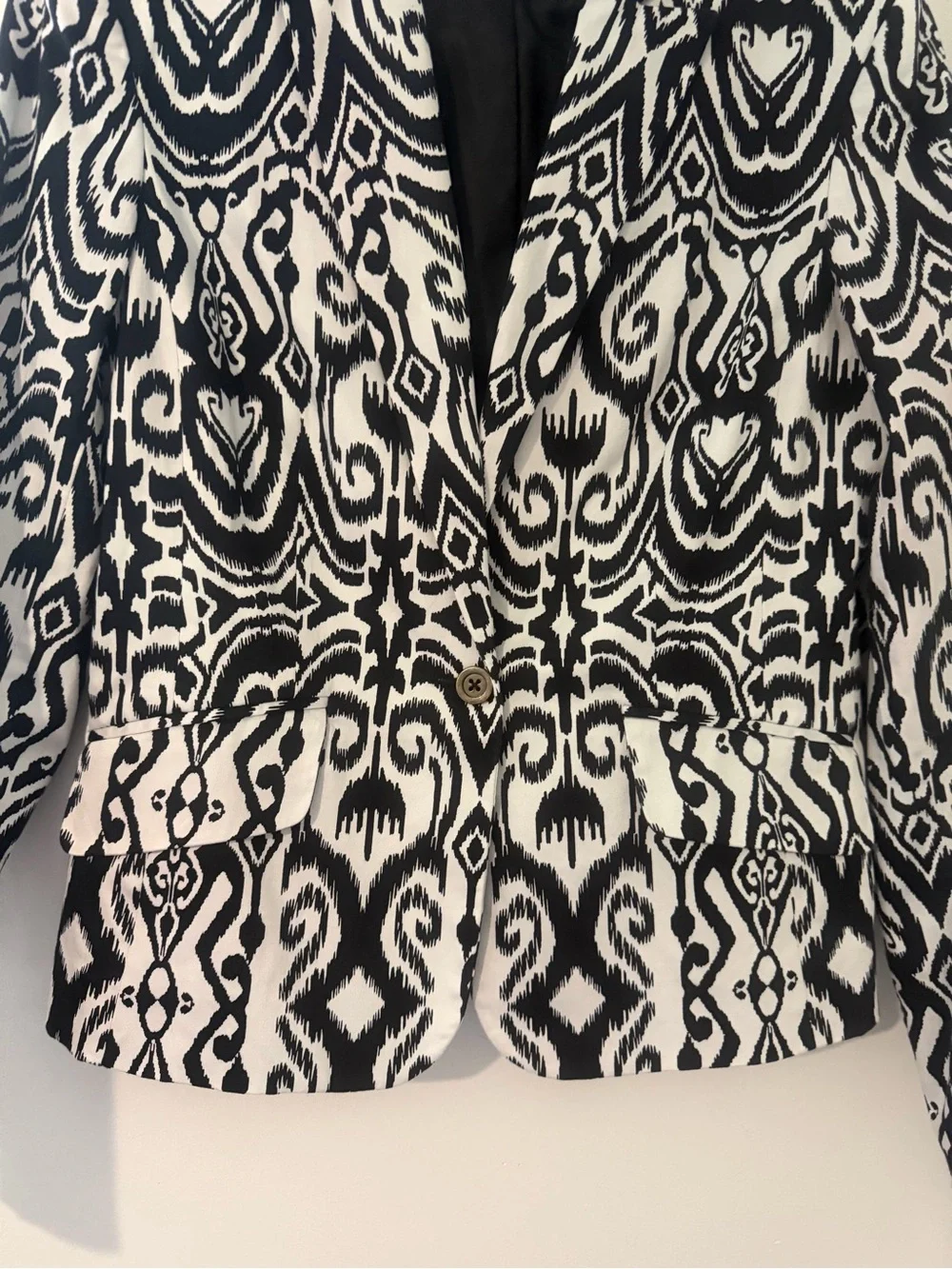 Jones New York Stretch Black and White Ikat-Style Abstract Blazer size 6